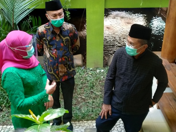 Dahlan Iskan bersama Gubernur Jawa Timur Khofifah Indar Parawansa yang didampingi Kepala Dinas Pendidikan dan Kebudayaan Pemprov Jatim Dr. Ir. Wahid Wahyudi, M.T. saat diajak keliling meninjau bangunan IKHAC oleh Prof Dr KH Asep Saifuddin Chalim, M.Ag, Ahad (30/8/2020). foto: MMA/ bangsaonline.com