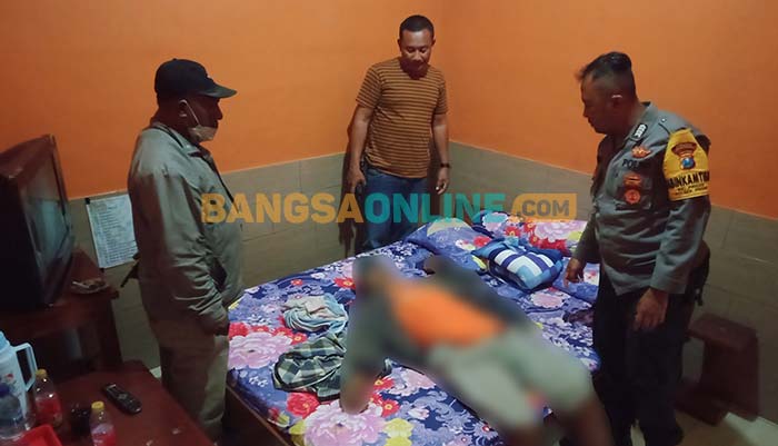 Kapolsek Prigen, AKP Sugiyanto, didampingi anggota saat meninjau TKP. Foto: M ANDY FACHRUDIN/BANGSAONLINE