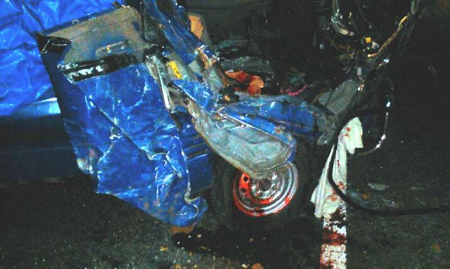 Kondisi pikap yang terbelah usai tabrakan dengan truk. 
