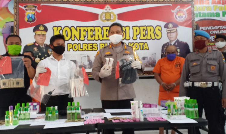 Kapolres Blitar Kota AKBP Leonard M Sinambela menunjukkan sejumlah barang yang dicuri pelaku dari sejumlah supermarket.