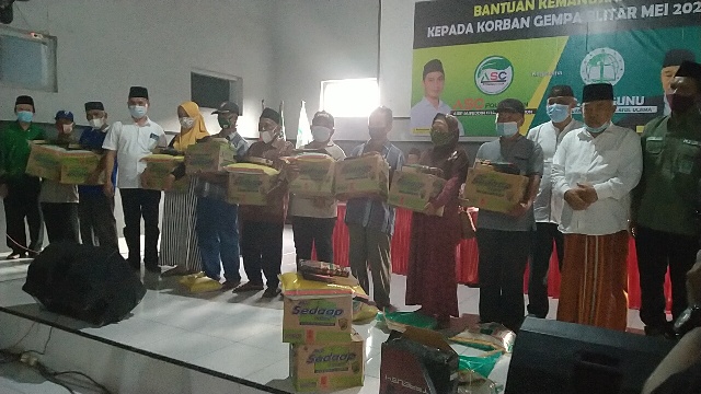 Para korban gempa di Kecamatan Binangun Blitar saat menerima bantuan secara simbolik dari ASC Foundation di Balai Desa Tawangrejo Binangun Blitar, Rabu (26/5/2021). Foto: MMA/ BANGSAONLINE.com  
