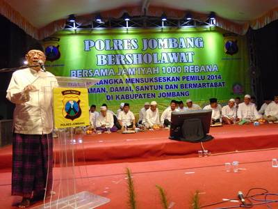 Gus Sholah saat memberikan tausiah. foto:muhammad syafii/BANGSAONLINE