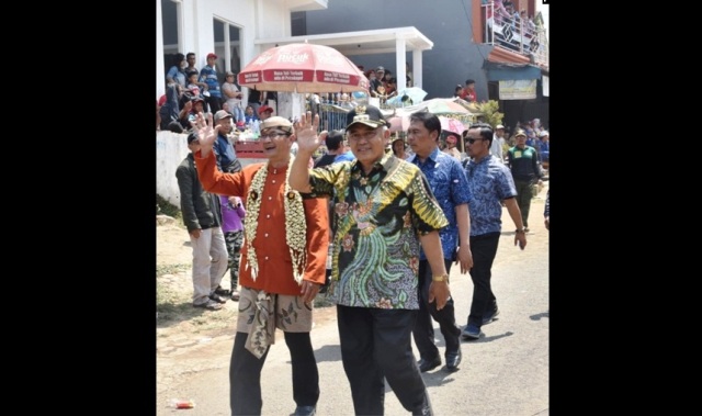 Plt. Bupati Malang H Sanusi sedang menyapa warga dalam karnaval bersih desa.
