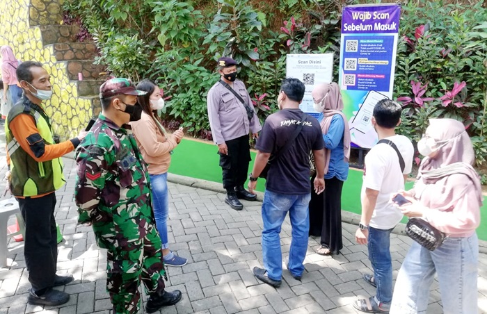 Para petugas sedang mengawasi pengunjung Srambang Park.