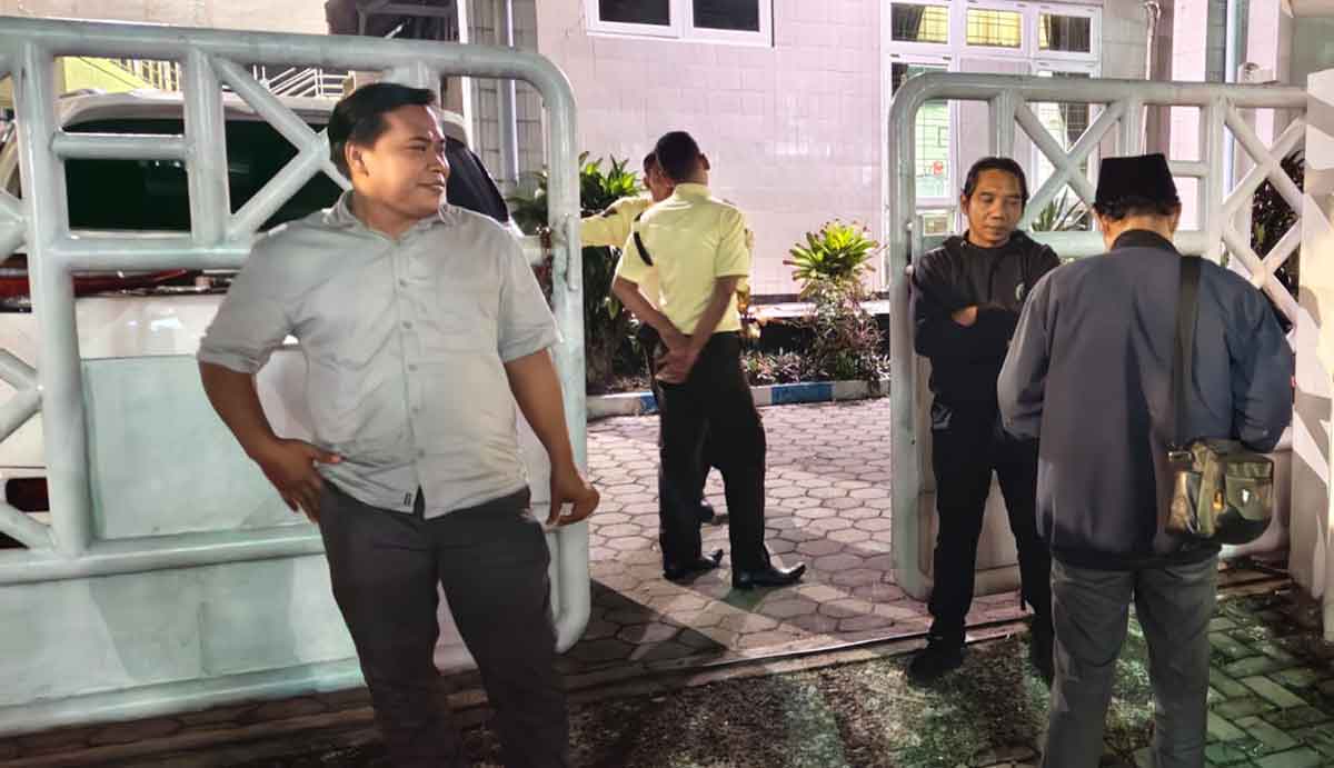 Wartawan saat menunggu serah terima jabatan kepala daerah terpilih di DPRD Jombang. 