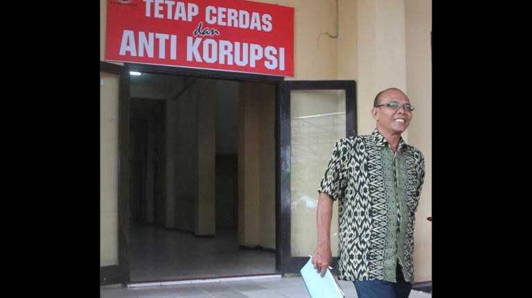 Salah seorang pegawai keluar usai dimintai keterangan KPK di Mapolres Nganjuk. foto: soewandito/ BANGSAONLINE