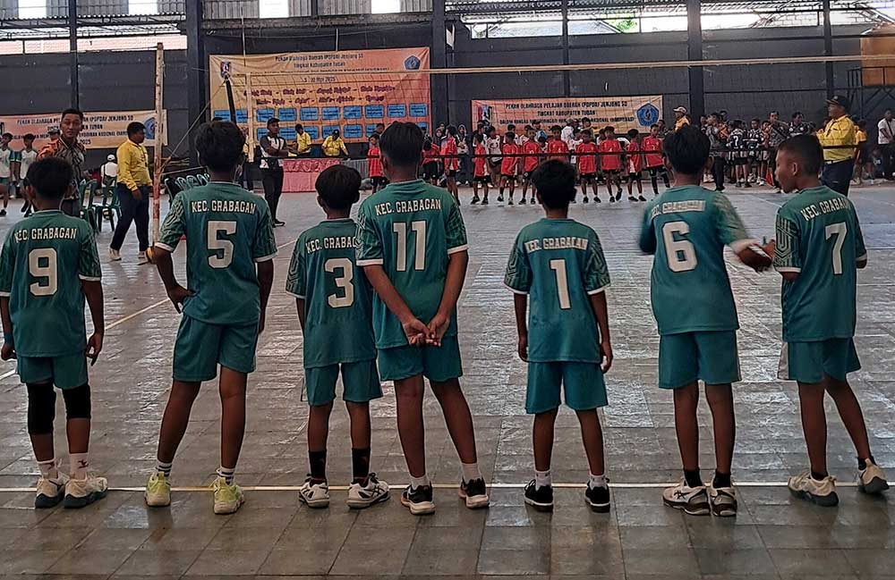 Ratusan atlet SD di Tuban saat mengikuti pembukaan O2SN dan Popda 2025 di Gedung Tenis Indoor Tuban.