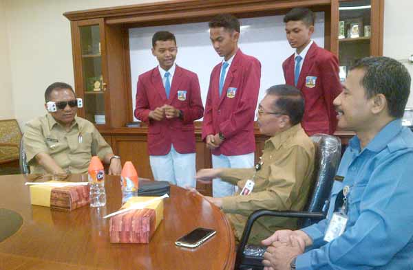 Para siswa SMAN I Manyar dan SMAN I Gresik saat bertemu Penjabat Bupati, Akmal Boedianto. foto: syuhud/BANGSAONLINE