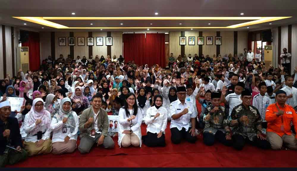 Kepala OJK Kediri, Ismirani Saputri dan jajaran bersama peserta edukasi Keuangan. (Ist)