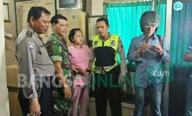 Sunarti saat diamankan petugas di Mapolsek Rungkut.