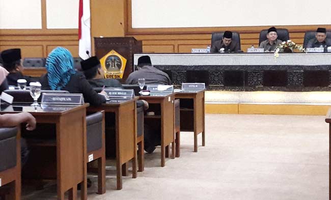 KOMPAK: Wabup Moh. Qosim saat paripurna. foto: syuhud/ BANGSAONLINE