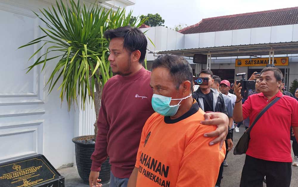 Dukun tersangka pencabulan, M. Bakir (48), saat digelandang menuju tahanan Polres Pamekasan.