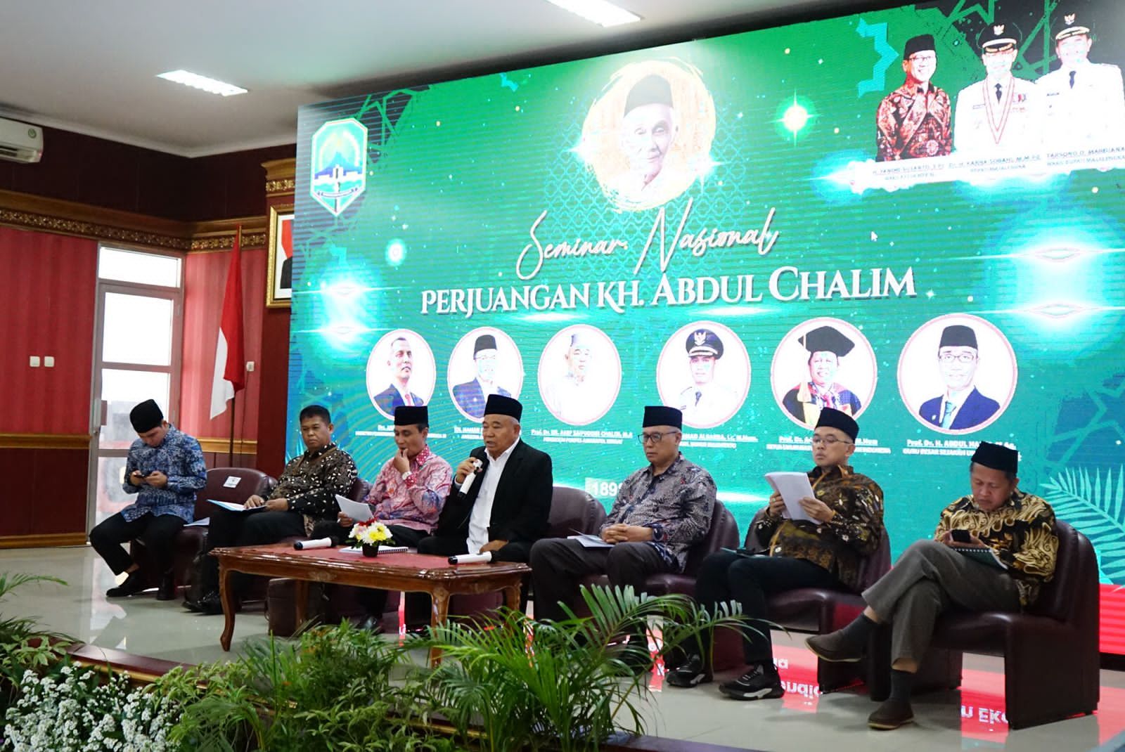 Para pembicara dalam Seminar Nasional  Perjuangan KH Abdul Chalim dalam rangka pengusulan sebagai pahlawan nasional di Gedung Yudha Karya Abdi Negara Pemerintah Kabupaten Majalengka Jawa Barat, Kamis (30/3/2023). Foto: bangsaonline