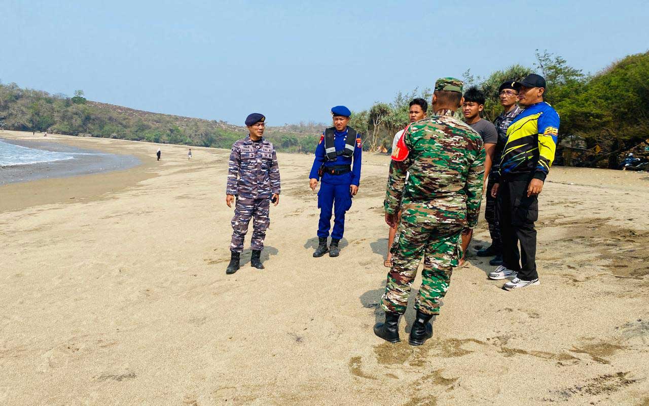 Tim Sar bersama stackholder terkait melakukan koordinasi untuk pencarian satu pelajar yang terseret ombak di Pantai Serit Blitar. 