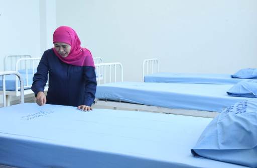 Gubernur Jatim Khofifah Indar Parawansa saat meninjau kesiapan tambahan bed ruang isolasi di RS Jiwa Menur, Selasa Sore ini, (17/3/2020). foto: istimewa/ bangsaonline.com