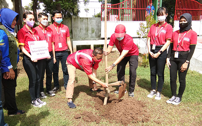 Corporation Communication Regional Manager PT Sumber Alfaria Trijaya, M Faruq Asrori, saat didampingi Kepala Dinsos Nganjuk, Nafhan, ketika menanam pohon. Foto: BAMBANG DWI JULIANTO/ BANGSAONLINE