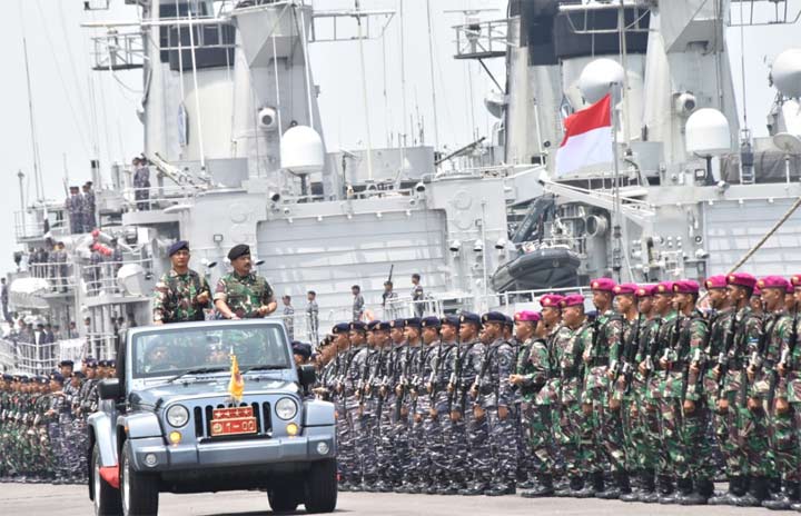 Panglima TNI Marsekal TNI Hadi Tjahjanto, S.I.P., saat meninjau prajurit dalam apel khusus Koarmada II.