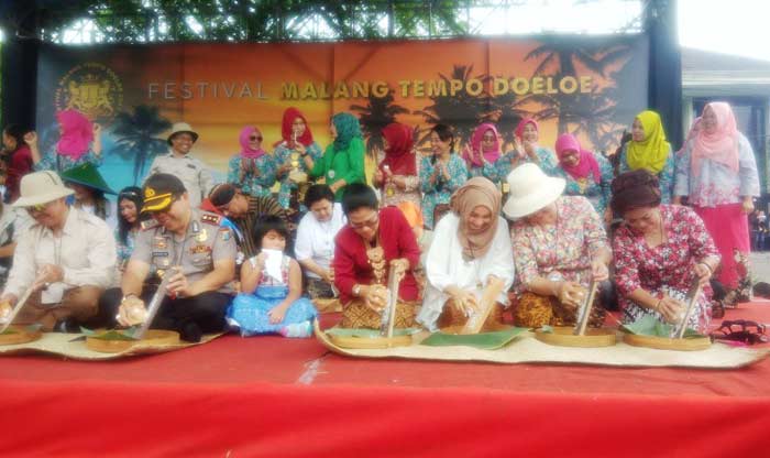 Wali Kota bersama istri dan jajaran Forkopimda Kota Malang, saat mengikuti lomba marut kelapa dalam ajang Malang Tempoe Doeloe (MTD), di Jl. Simpang Balapan Kota Malang, Minggu (12/11). foto: ist