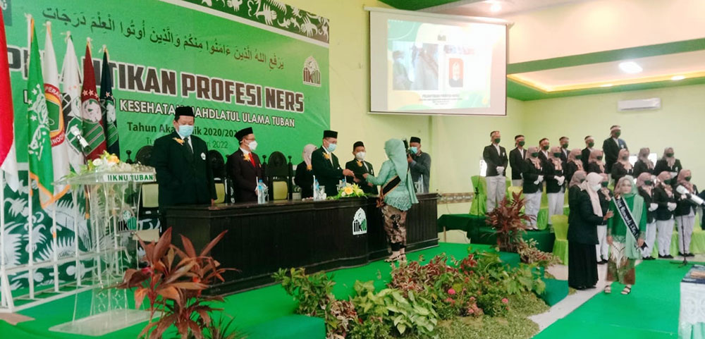 Suasana saat wisuda puluhan mahasiswa Ners IIK NU Tuban.