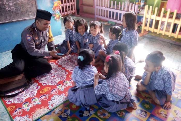 Bripka Bambang alias Pak Bonding saat memberikan edukasi kepada anak PAUD tentang nilai-nilai kebhinekaan.