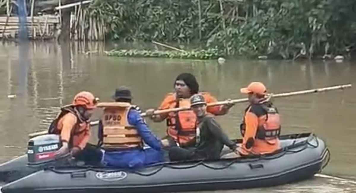 Tim gabungan saat mencari korban di Sungai Brantas. Foto: Ist