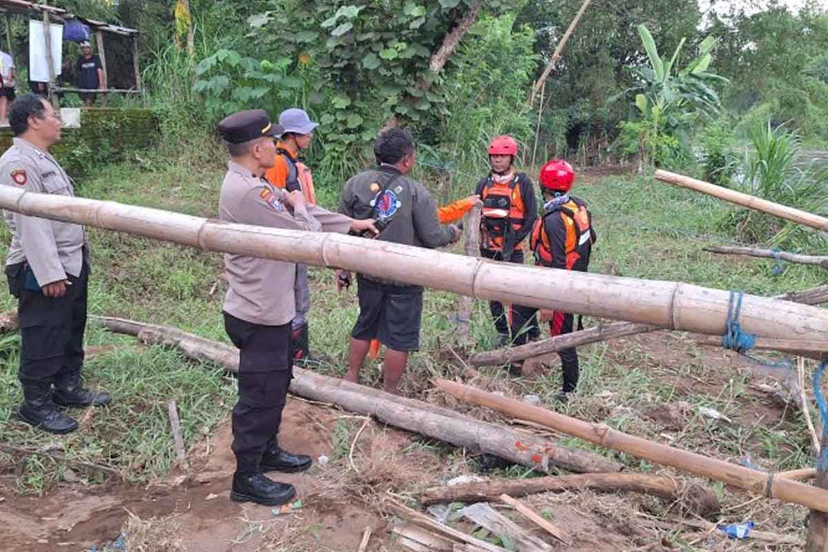 Tim gabungan dari Polsek Mojo, bersama dengan BPBD Kediri saat melakukan proses pencarian korban tercebur saat menunggu Perahu Tambang. Foto: Dok. Polsek Mojo, Kediri.