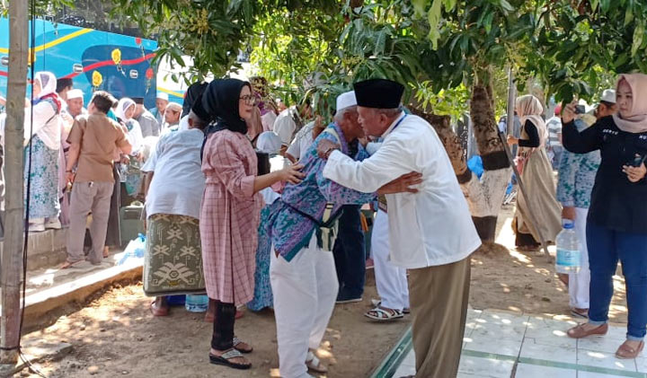 Jemaah haji asal tuban langsung disambut sanak keluarganya.