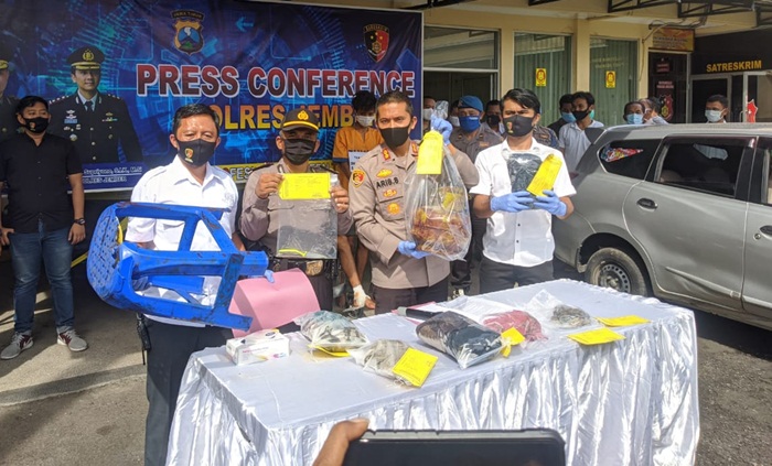Kapolres Jember AKP Aris Supriyono saat rilis pers di Mapolres berikut barang bukti kejahatan para pelaku.