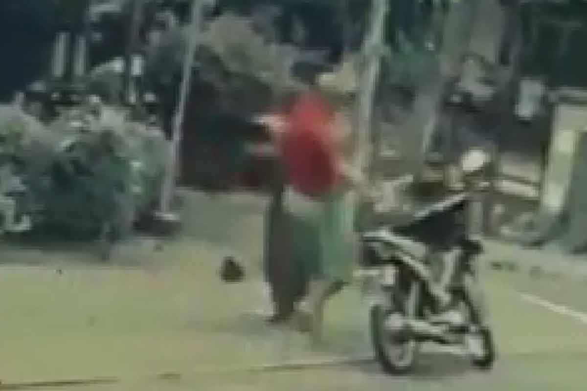 Tangkapan layar rekaman CCTV aksi penjambretan yang dilakukan Imam Syafii terhadap siswa SD di Surabaya.