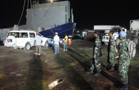 MISI DAMAI – Personil TNI membantu proses penurunan mobil yang membawa misi perdamaian PBB di daerah Bangui, Central Africa Republic (CAR).foto puspen TNI