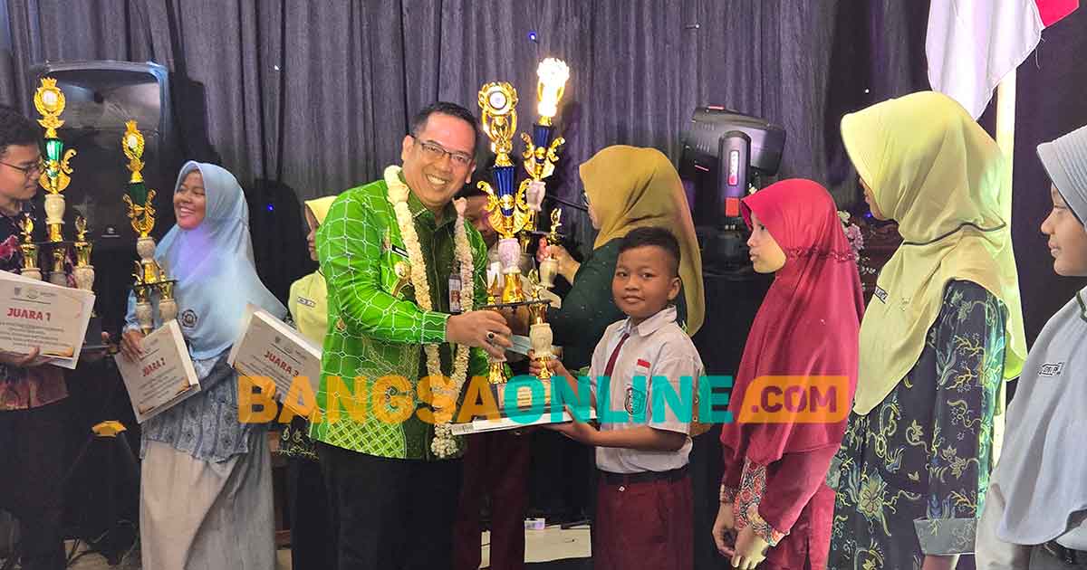 Wali Kota Probolinggo, Aminuddin, saat menyerahkan piagam penghargaan bagi pemenang lomba festival edukasi antikorupsi. Foto: ANDI SIRAJUDIN/BANGSAONLINE
