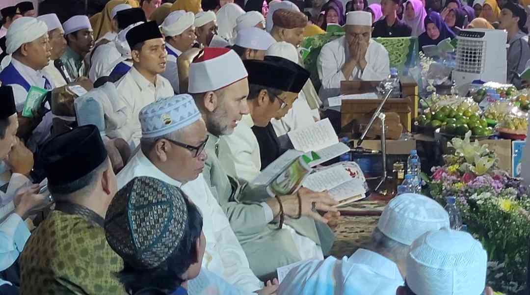Acara shalawat burdah yang dipimpin Habib Ahmad di Masjid Raya KH Abdul Chalim Pondok Pesantren Amanatul Ummah Pacet Mojoketo, Sabtu (20/9/2025). Foto: bangsaonine
