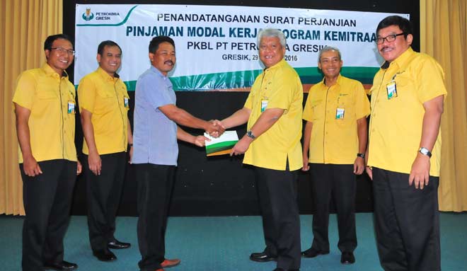 Dirut PG, Nugroho Christijanto didampingi jajaran direksi saat serahkan bantuan modal. foto: SYUHUD/ BANGSAONLINE