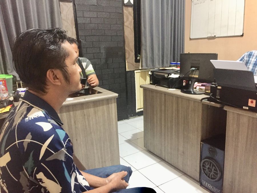 Pelaku saat dimintai keterangan di Polsek Wonocolo