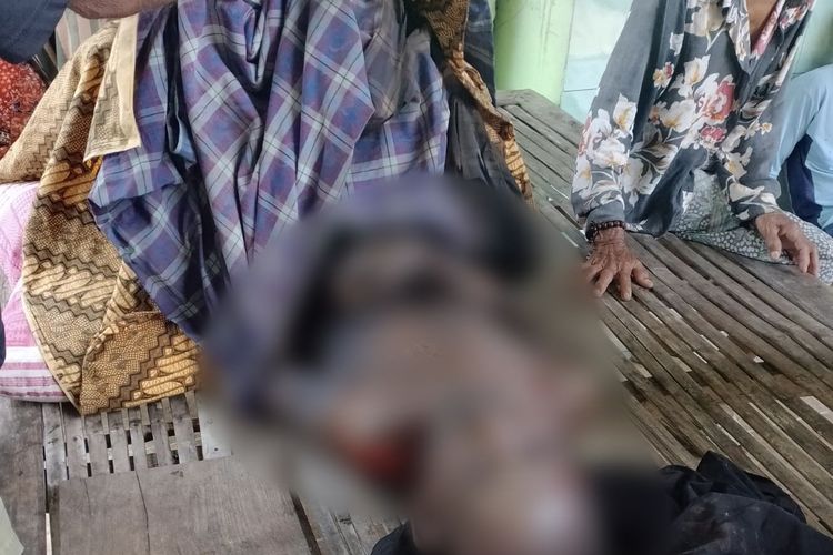 Jasad korban usai dievakuasi dari dalam dapur rumah yang terbakar akibat korsleting