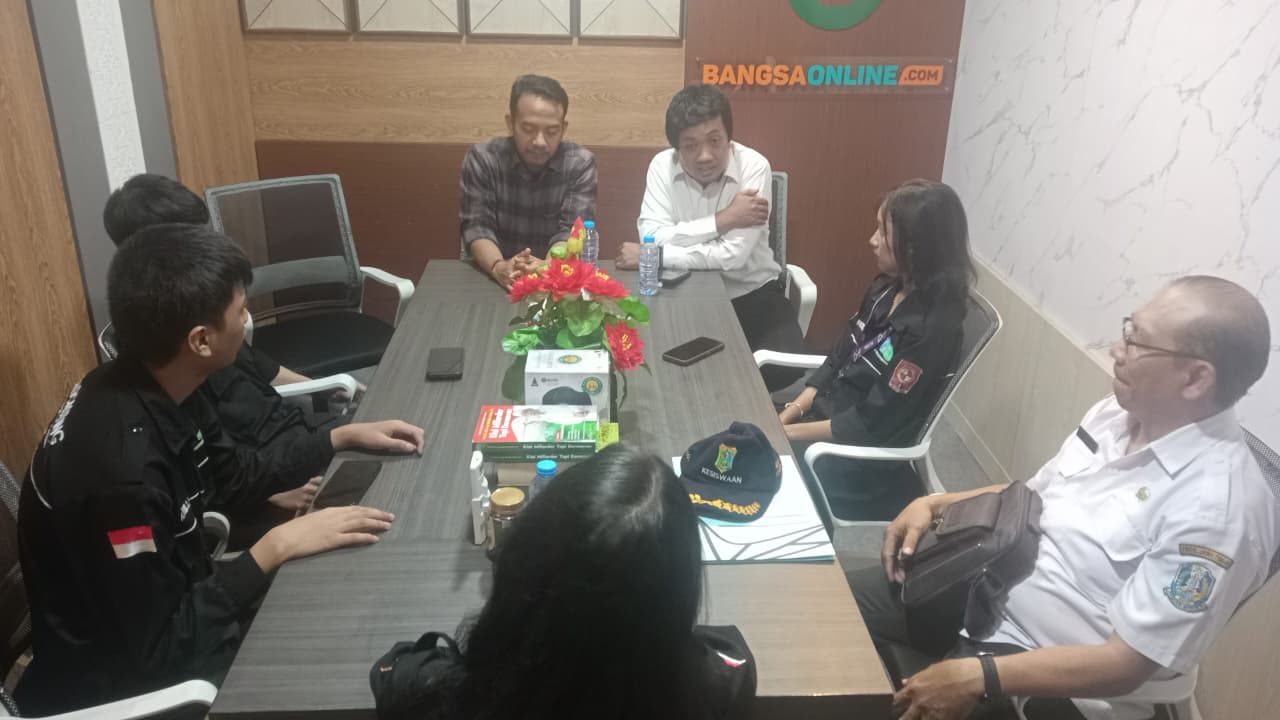 Foto: Saat penjelasan tentang BANGSAONLINE dan Harian Bangsa di ruang rapat. 