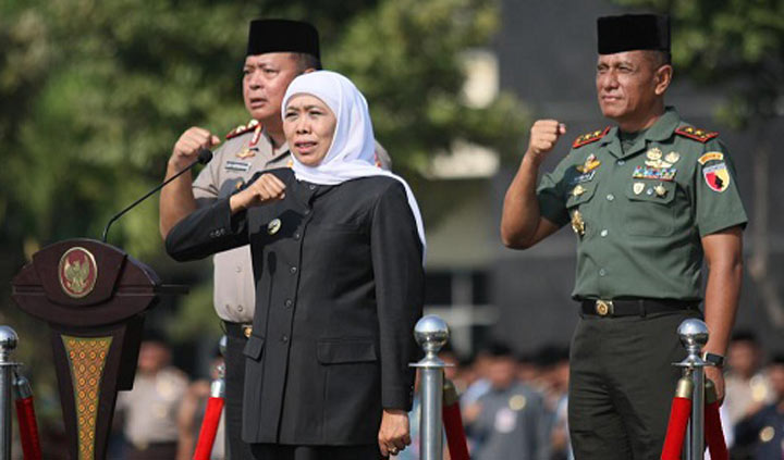 Gubernur Jawa Timur juga menjadi pimpinan apel hari santri yang diselenggarakan di Mapolda Jawa Timur.