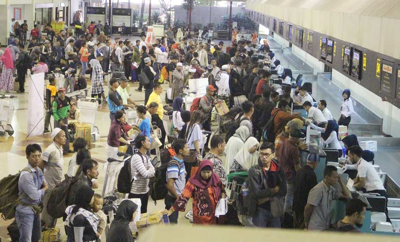 Antrean penumpang memanjang di Gate 2 Bandara Juanda Surabaya di Sidoarjo untuk penerbagan Lion Air pada Selasa (10/5). 