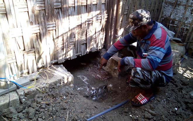 Tampak bekas lubang yang digunakan pelaku untuk masuk ke dalam kamar korban. foto: EKY NURHADI/ BANGSAONLINE