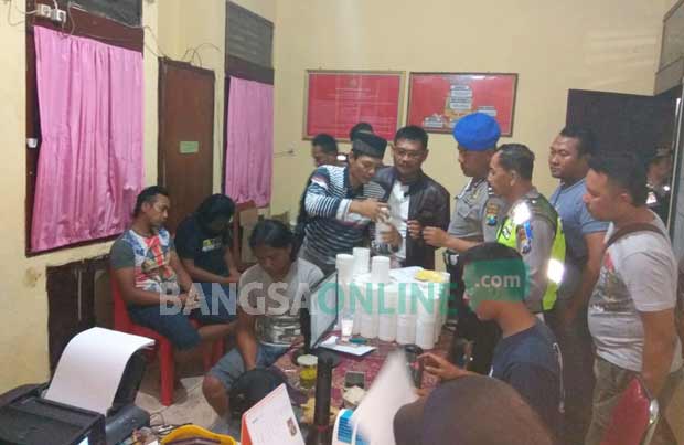 Tersangka saat diperiksa di Mapolsek Besuki Situbondo. foto: MURSIDI/ BANGSAONLINE