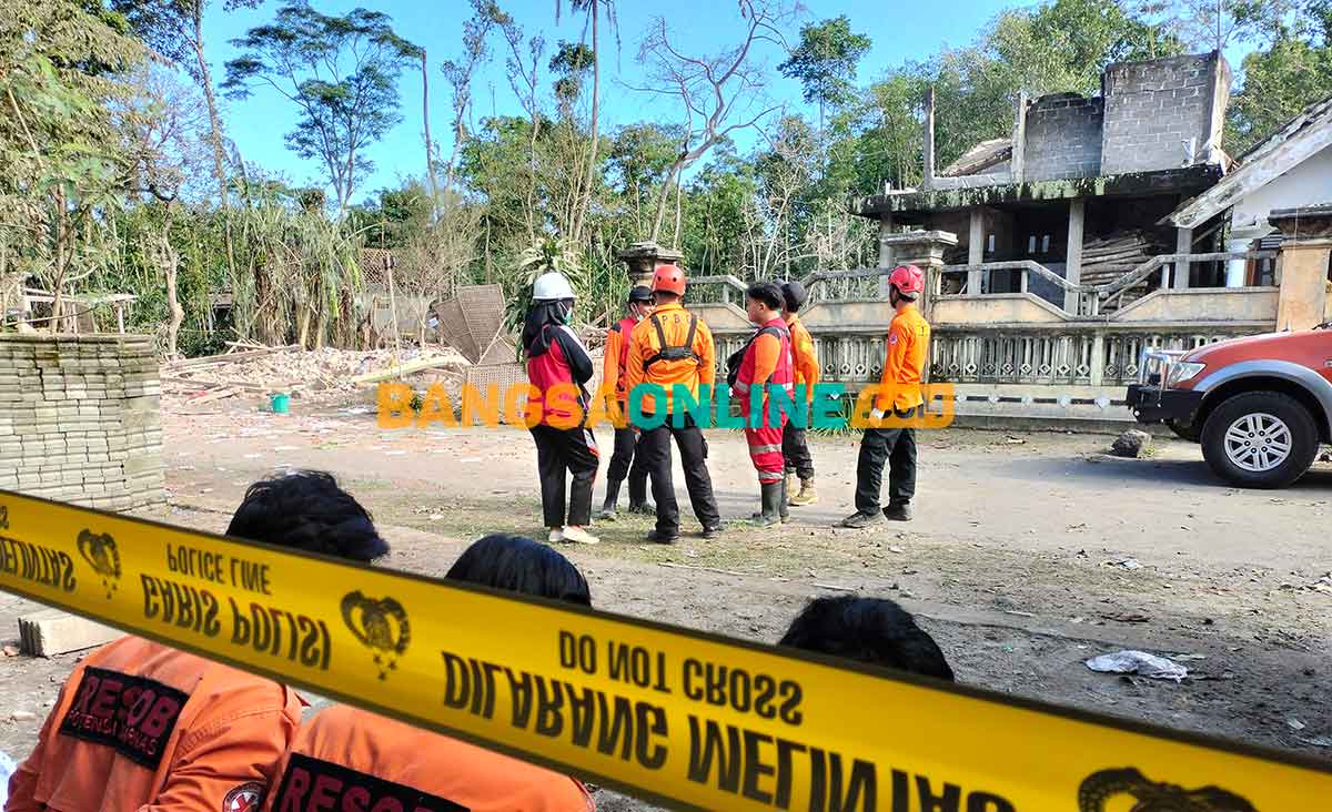 Petugas saat olah TKP ledakan di Dusun Sadeng, Desa Karangbendo, Kecamatan Ponggok, Kabupaten Blitar. Foto: AKINA NUR ALANA/BANGSAONLINE