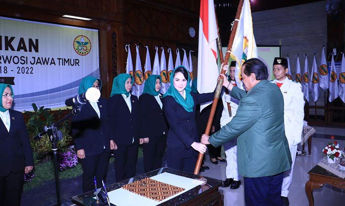 Ketua Umum KONI Jatim, Erlangga Satriagung melantik Arumi Bachsin sebagai Ketua Pengurus Provinsi Persatuan Wanita Olahraga (Perwosi) Jawa Timur Masa Bakti 2018-2022. foto: ist