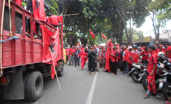NGELURUK: Ratusan kader PDIP dalam aksinya di Mapolres Sidoarjo, Rabu (25/11). foto: catur andy erlambang/BANGSAONLINE