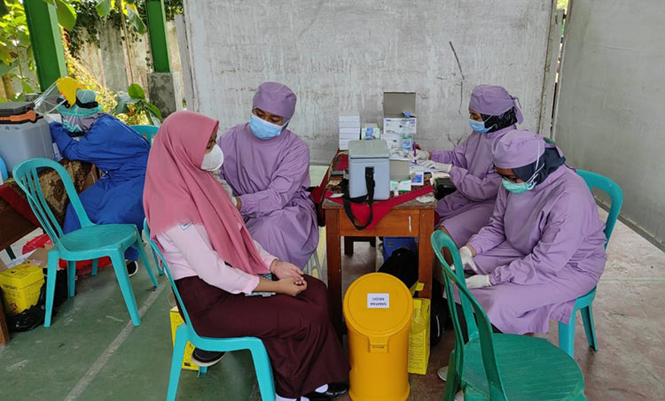Vaksinasi kepada siswa SMAN 4 Kota Blitar, Rabu (25/8/2021). (foto: ist)