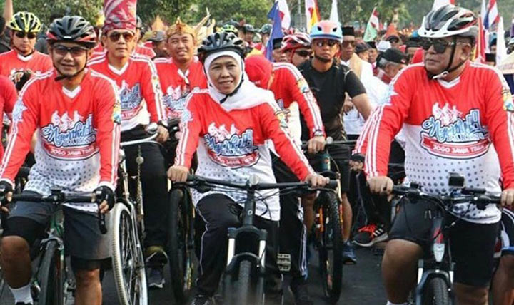 Khofifah Indar Parawansa bersama tiga pilar utama yaitu Kepolisian Daerah Jatim, Kodam V Brawijaya dan jajaran Pemerintah Prov. Jatim bersama masyarakat di Jawa Timur melakukan aksi 
