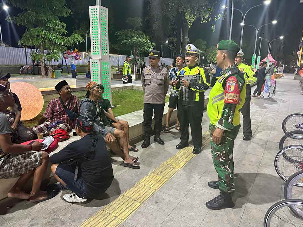 Tidak hanya patroli gabungan, petugas yang terdiri dari Polresta Sidoarjo, Kodim 0816 Sidoarjo, dan Satpol PP aktif melakukan dialog dengan warga dan pedagang untuk menyerap aspirasi. (Ist)