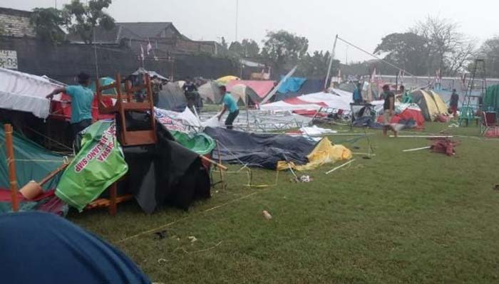 Tenda peserta Jambore Kwartir Cabang Gerakan Pramuka Kabupaten Bojonegoro yang porak-poranda usai diterjang angin.