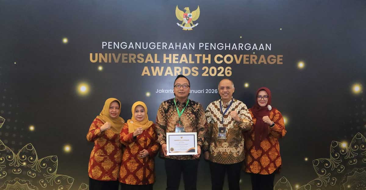 Wakil Bupati Gresik Asluchul Alif didampingi Kepala Dinkes Gresik Mukhibatul Khusnah ketika menunjukkan penghargaan Madya UHC Awards 2026. Foto: Ist