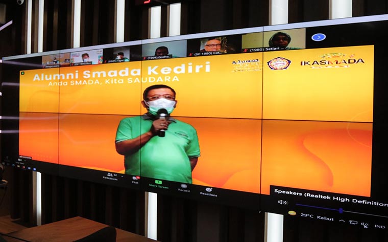 Bagus Alit, Sekretaris Daerah Kota Kediri saat mengikuti Munas k- 6 Ikasmada secara virtual. (foto: ist.)