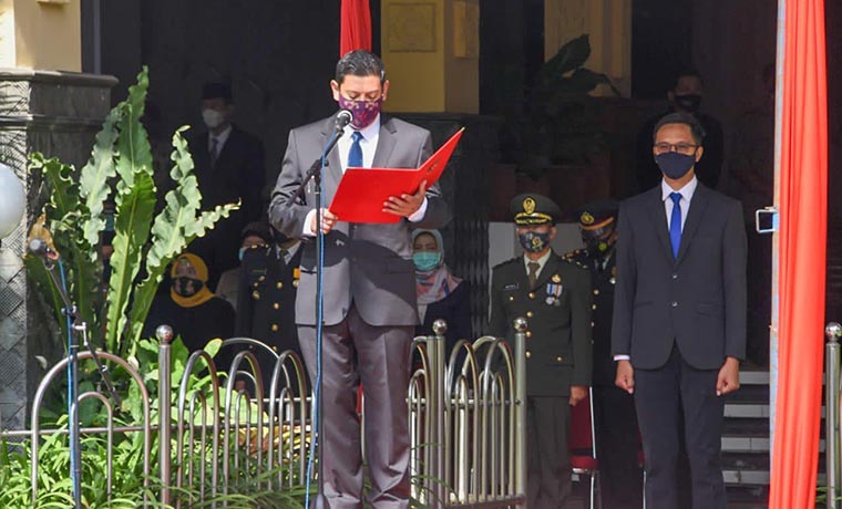 Wali Kota Kediri, Abdullah Abu Bakar saat membacakan amanat menteri sosial. (foto: ist.)